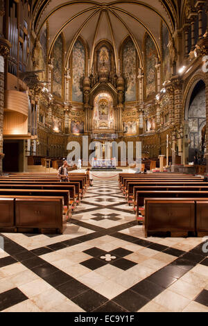 Innenraum der Basilika des Klosters Montserrat in Katalonien, Spanien. Stockfoto