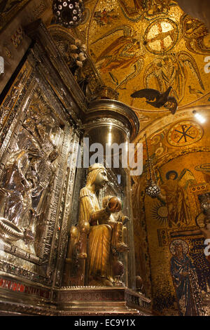 Die schwarze Madonna von Montserrat-Statue (unsere Liebe Frau von Montserrat oder die Jungfrau von Montserrat) in der Basilika von Montserrat im Catalon Stockfoto