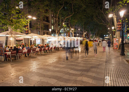 La Rambla in der Nacht in Barcelona, Katalonien, Spanien. Stockfoto