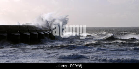 Riesige Wellen über Brighton Marina Wand Sussex Winterstürme Wetter Bombe UK Stockfoto