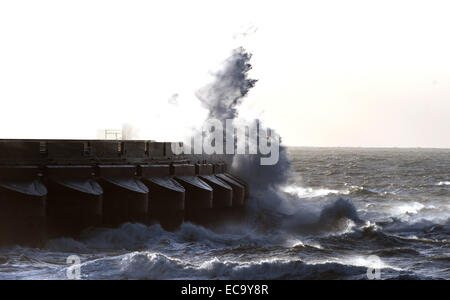 Riesige Wellen über Brighton Marina Wand Sussex Winterstürme Wetter Bombe UK Stockfoto