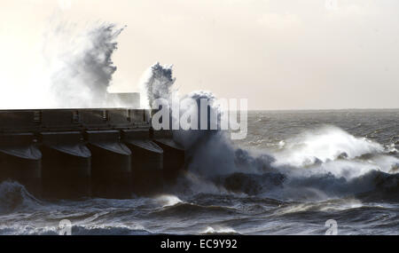 Riesige Wellen über Brighton Marina Wand Sussex Winterstürme Wetter Bombe UK Stockfoto