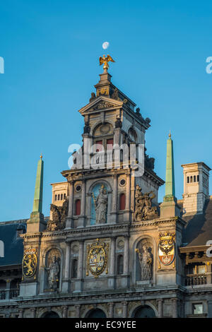 Das Rathaus von Antwerpen, Belgien, steht auf der Westseite des Antwerpener Grote Markt. Zwischen 1561 und 1565 errichtet Stockfoto