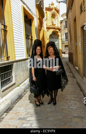 Semana Santa Sevilla Straße zwei spanische Frauen Damen tragen traditionelle Kleidung, Sevilla Spanien Stockfoto