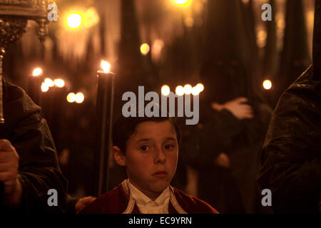 Semana Santa Sevilla Nacht (Karwoche), Kind in Prozession unter Kerzen Sevilla Spanien Andalusien Stockfoto