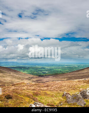 Blick nach Norden über die Ebenen der Süden irischen Midlands, von den Galty Mountains in der Nähe von Lough Muskry, County Tipperary Stockfoto