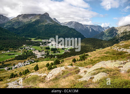 Blick auf Maloja im Frühling, Oberengadin, Graubünden, Schweiz | Aussicht Auf Maloja Im Frühling, Oberengadin, Symbole, Stockfoto