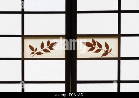 Funda-in Zen Tempel in Tofuku-JI, Kyoto, Japan. Traditionelle Schiebetüren aus Papier (Shoji) im Empfangsraum, mit getrockneten Pflanzen zur Dekoration Stockfoto