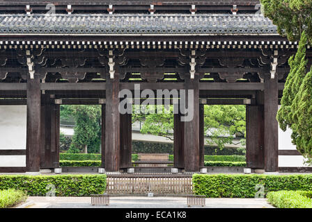 Das riesige Sanmon-Tor am Tofuku-JI-Tempel in Kyoto wurde 1405 fertiggestellt und ist das älteste solcher Tor in Japan. Es ist ein Nationalschatz Stockfoto