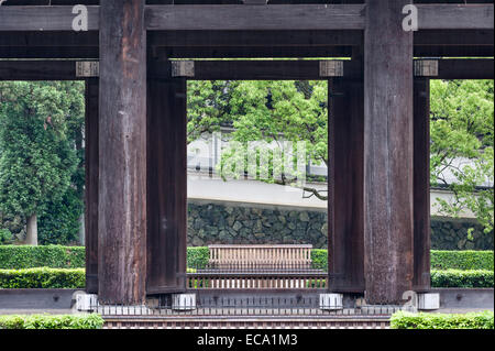 Das riesige Sanmon-Tor am Tofuku-JI-Tempel in Kyoto wurde 1405 fertiggestellt und ist das älteste solcher Tor in Japan. Es ist ein Nationalschatz Stockfoto