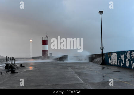 Küste von Donegal, Irland. 11. Dezember 2014. Irland Wetter: Orkanartigen Winden und hohen Wellen am Buncrana Pier, Grafschaft Donegal. Bildnachweis: George Sweeney/Alamy Live-Nachrichten Stockfoto