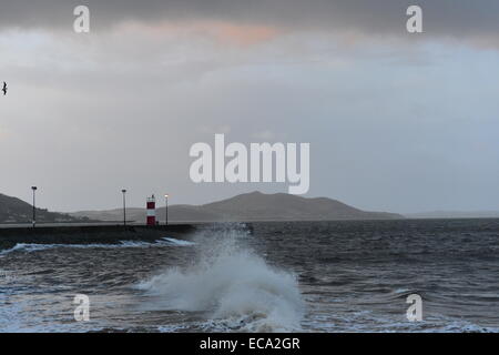 Küste von Donegal, Irland. 11. Dezember 2014. Irland Wetter: Orkanartigen Winden und hohen Wellen am Buncrana Pier, Grafschaft Donegal. Bildnachweis: George Sweeney/Alamy Live-Nachrichten Stockfoto