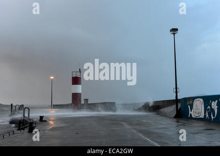 Küste von Donegal, Irland. 11. Dezember 2014. Irland Wetter: Orkanartigen Winden und hohen Wellen am Buncrana Pier, Grafschaft Donegal. Bildnachweis: George Sweeney/Alamy Live-Nachrichten Stockfoto