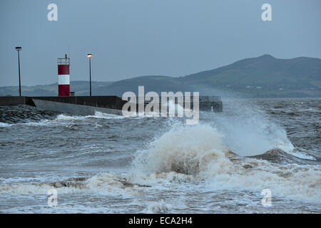 Küste von Donegal, Irland. 11. Dezember 2014. Irland Wetter: Orkanartigen Winden und hohen Wellen am Buncrana Pier, Grafschaft Donegal. Bildnachweis: George Sweeney/Alamy Live-Nachrichten Stockfoto