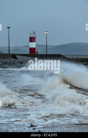 Küste von Donegal, Irland. 11. Dezember 2014. Irland Wetter: Orkanartigen Winden und hohen Wellen am Buncrana Pier, Grafschaft Donegal. Bildnachweis: George Sweeney/Alamy Live-Nachrichten Stockfoto