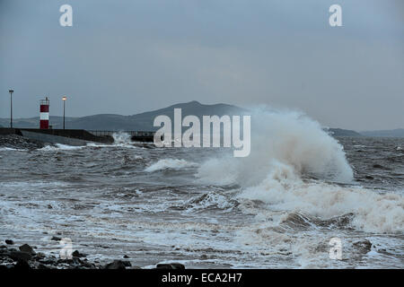 Küste von Donegal, Irland. 11. Dezember 2014. Irland Wetter: Orkanartigen Winden und hohen Wellen am Buncrana Pier, Grafschaft Donegal. Bildnachweis: George Sweeney/Alamy Live-Nachrichten Stockfoto