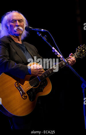 Como, Italien. 10. Dezember 2014. DAVID CROSBY führt in akustischen live im Teatro Sociale während "An Evening with David Crosby Tour", sein neues Album "Cruz" Credit: Rodolfo weitertransferiert/Alamy Live News Stockfoto