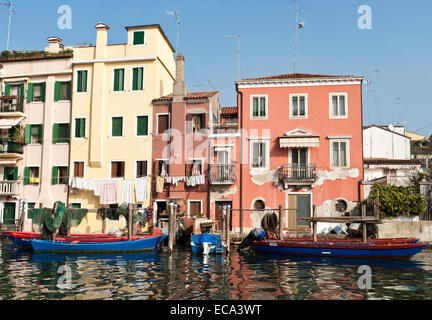 Häuser und Fischerboote auf dem Canal Vena, Chioggia, Venetien, Italien Stockfoto