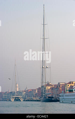 Venedig, Italien. Die Luxus-Superyacht Anatta, die achtgrößte der Welt. Derzeit im Besitz des russischen Oligarchen Sergej Adoniev und durch Sanktionen blockiert Stockfoto