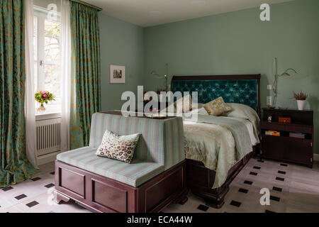 Türkis Nachttisch Schrank und Kopfteil in Schlafzimmer mit abstrakten