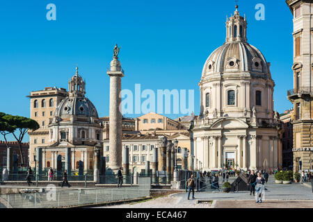 Trajan Forum mit Trajanssäule, Kirche Santa Maria di Loreto auf der linken Seite, twin Kirche Santissimo Nome di Maria al Stockfoto