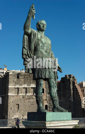 Bronze-Statue von Roman Emperor Nerva, Via dei Fori Imperiali, Rione I Monti, Rom, Latium, Italien Stockfoto