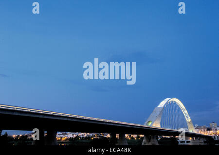 Lusitania Brücke über den Fluss Guadiana, Nachtaufnahme, Mérida, Badajoz Provinz, Ruta de La Plata, Spanien, Europa Stockfoto