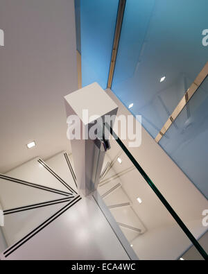 Blick über moderne weiße Treppe Stockfoto