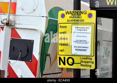 London, England, Vereinigtes Königreich. Parkplatz angehalten Schild, Parken Warnung vor einer Änderung der üblichen Beschränkungen aufgrund von Bauarbeiten Stockfoto