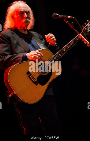 Como, Italien. 10. Dezember 2014. DAVID CROSBY führt in akustischen live im Teatro Sociale während "An Evening with David Crosby Tour", sein neues Album "Cruz" Credit: Rodolfo weitertransferiert/Alamy Live News Stockfoto