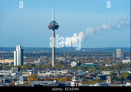 Telekommunikation Turm Colonius, hinter RWE Kohle-Kraftwerk Niederaußem, Bergheim, Köln, Nordrhein-Westfalen Stockfoto