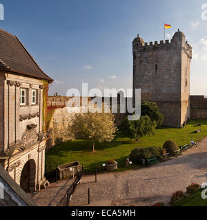 Burg Bentheim, Innenhof mit Pulverturm, Bad Bentheim, Niedersachsen, Deutschland Stockfoto