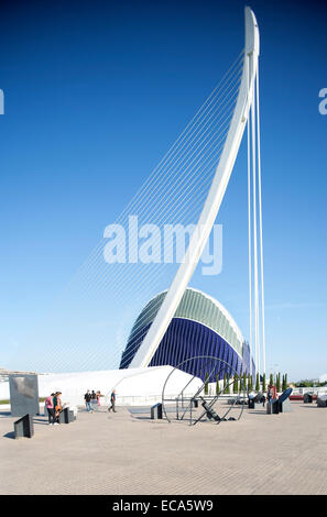 Moderne Brücke Puente del Grao und Agora Platz, Ciudad de Las Artes y Las Ciencias, Valencia, Spanien Stockfoto