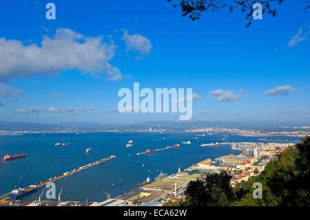 Gibraltar-Stadt mit der Bucht von Algeciras, Spanien, am Rücken, Gibraltar, Britische überseegegend, Iberische Halbinsel, Europa Stockfoto