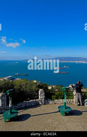 Gibraltar-Stadt mit der Bucht von Algeciras, Spanien, am Rücken, Gibraltar, Britische überseegegend, Iberische Halbinsel, Europa Stockfoto