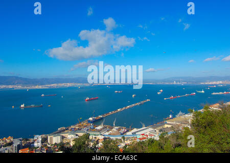 Gibraltar-Stadt mit der Bucht von Algeciras, Spanien, am Rücken, Gibraltar, Britische überseegegend, Iberische Halbinsel, Europa Stockfoto