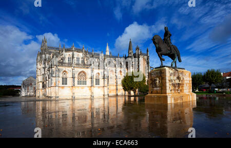 Mosteiro da Batalha mit Reiterstandbild von Nuno Alvares Pereira, UNESCO-Weltkulturerbe, Batalha, Centro Region, Portugal Stockfoto