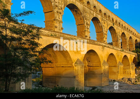 Pont du Gard bei Dawn, römische Aquädukt, Departement Gard, Provence, Frankreich Stockfoto