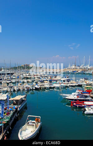 Yachthafen und Fort Carré in der Rückseite, Antibes, Provence-Alpes-Cote d ' Azur, Côte d ' Azur, Frankreich Stockfoto