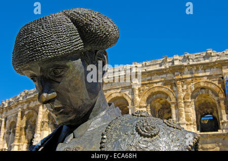 Arènes de Nîmes römischen Amphitheater und Stierkämpfer Statue, Nimes, Gard, Bouches-Du-Rhône, Frankreich, Europa Stockfoto