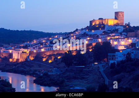 Mertola Burg und Guadiana Fluss bei Dämmerung, Alentejo, Portugal, Europa Stockfoto