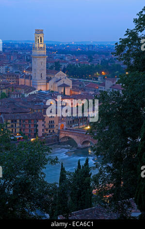 Verona in der Dämmerung, mit Dom, Kathedrale und Ponte di Petra Steinbrücke, Etsch, Veneto, Italien, Europa Stockfoto