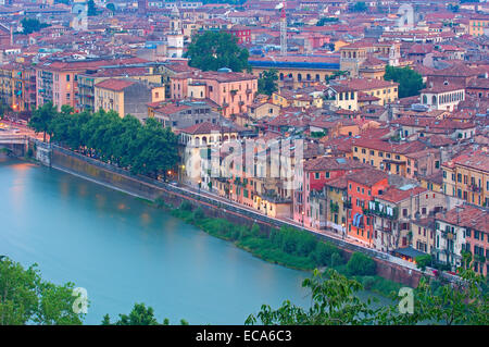 Verona mit Etsch bei Dämmerung, Veneto, Italien, Europa Stockfoto