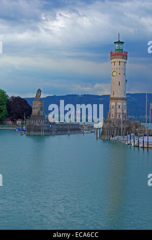 Leuchtturm und bayerischem Löwen am Hafen Eingang, Lindau, Bodensee, Bodensee, Bayern Stockfoto