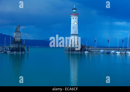 Leuchtturm und bayerischem Löwen am Hafen Eingang, Lindau, Bodensee, Bodensee, Bayern Stockfoto