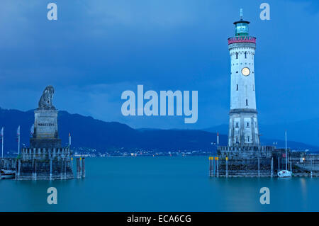 Leuchtturm und bayerischem Löwen am Hafen Eingang, Lindau, Bodensee, Bodensee, Bayern Stockfoto