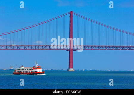 Ponte 25 de Abril, 25. April Bridge, Tajo oder Fluss Tejo, Lisboa, Lissabon, Portugal, Europa Stockfoto