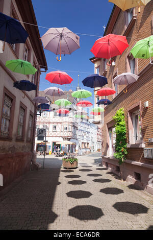 Altstadtgasse mit bunten Sonnenschirmen, Lauda, Baden-Württemberg, Deutschland Stockfoto