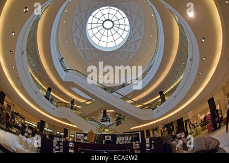 Ein fisheye-Objektiv Innenansicht 3 Etagen von Bloomingdales in Roosevelt Field Mall in Garden City, Long Island, New York Stockfoto