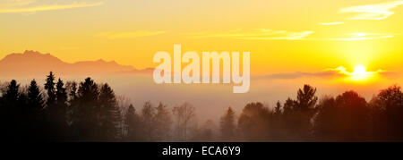 Berg Pilatus über Nebel bei Sonnenuntergang, Kanton Zug, Schweiz Stockfoto